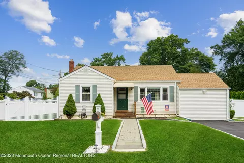 129 Maple Ave, Belford, NJ 07718