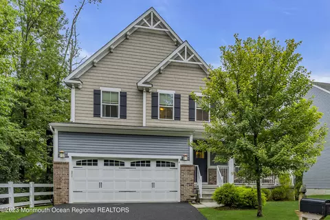4 Imlay Ln, Farmingdale, NJ 07727