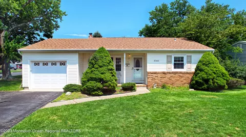 1 Chamberlain Dr, Toms River, NJ 08757