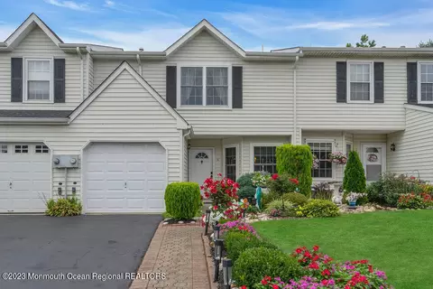 31 Mariners Cv, Freehold, NJ 07728