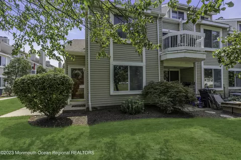 56 Farnham Sq, Parlin, NJ 08859