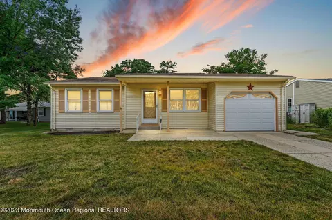 26 Hummingbird Ln, Whiting, NJ 08759