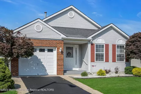 9 Sheffield Dr, Toms River, NJ 08757