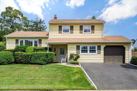 49 Fanwood Dr, Sayreville, NJ 08872