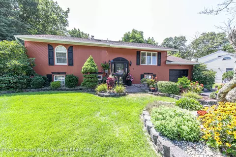 7 Hampton Rd, Howell, NJ 07731