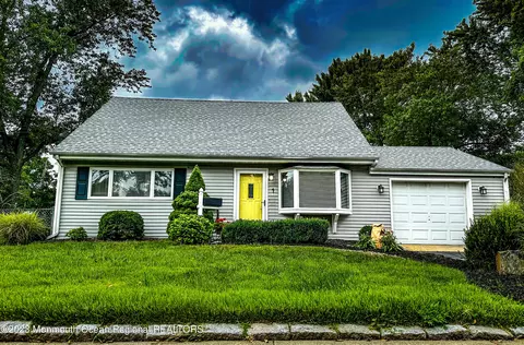 1 Hilltop Pl, Hazlet, NJ 07730
