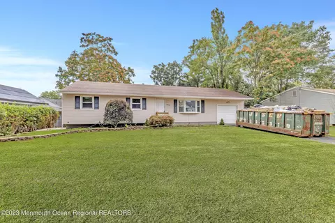 909 Neptune Ave, Beachwood, NJ 08722