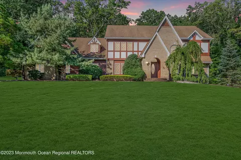 23 Cloverhill Ln, Freehold, NJ 07728