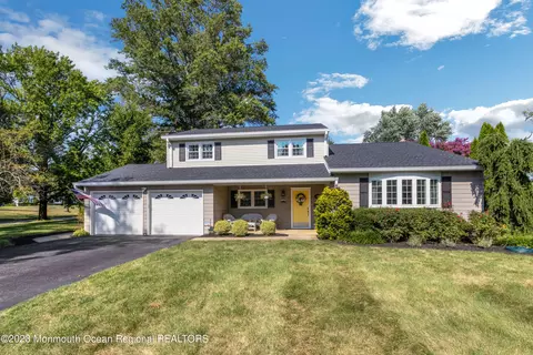 28 Heritage Dr, Freehold, NJ 07728