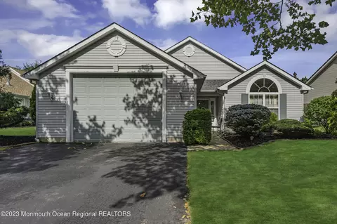 26 Skylark Ln, Lakewood, NJ 08701