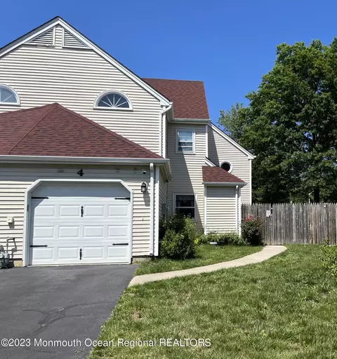 4 Cooper Ct, Freehold, NJ 07728