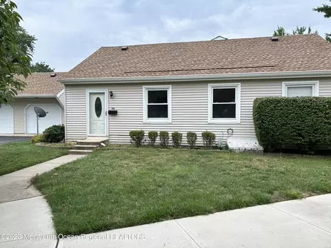 14 Plaza De Las Trinidad # a, Freehold, NJ 07728