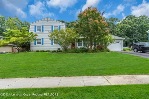 8 Old Bridge Dr, Howell, NJ 07731