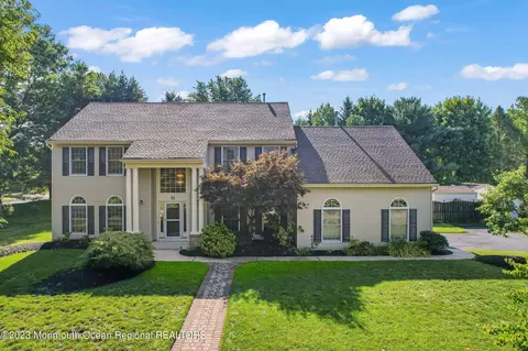 11 Horse Shoe Ln, Freehold, NJ 07728