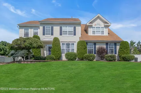 6 Churchill Ct, Jackson, NJ 08527