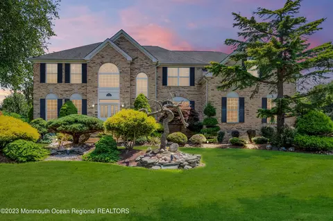 16 Albermarle Dr, Marlboro, NJ 07746