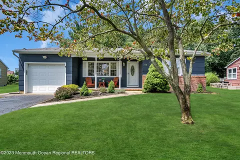 14 Surrey Ct, Toms River, NJ 08757