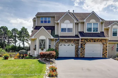 32 Tulip Ct, Howell, NJ 07731