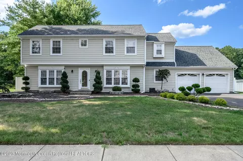 5 Crossridge Cir, Marlboro, NJ 07746