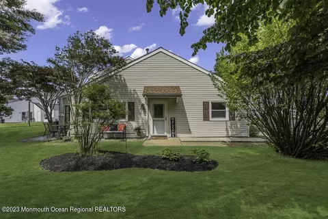 32 Gibraltar Ct, Barnegat, NJ 08005