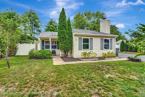 14 Cranberry Dr, Tinton Falls, NJ 07753