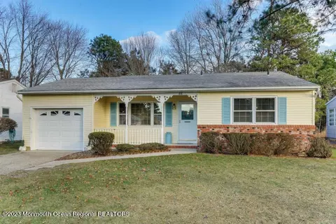 66 Castleton Dr, Toms River, NJ 08757