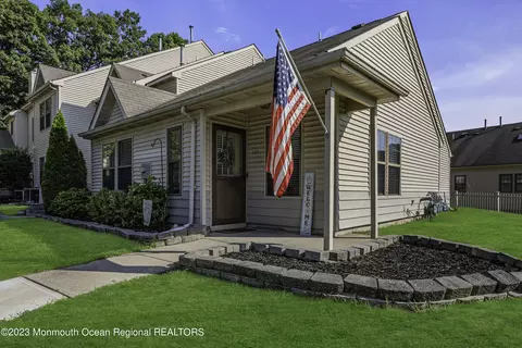 808 Ivy Ct, Jackson, NJ 08527