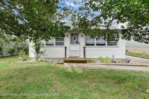 2225 Laurel Dr, Point Pleasant, NJ 08742