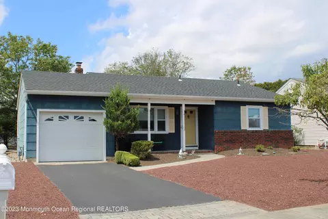 7 Oakfield Rd, Toms River, NJ 08757