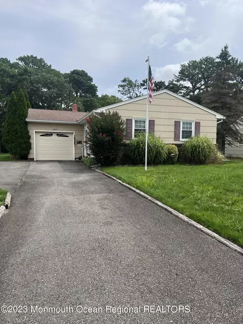 1011 Edgebrook Dr, Toms River, NJ 08757