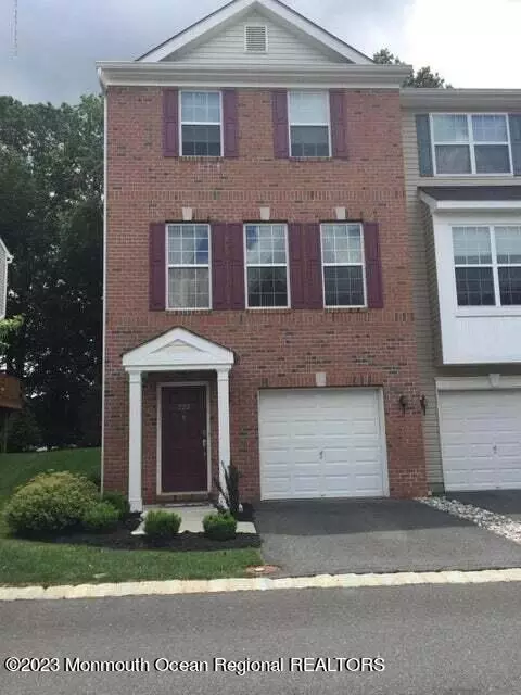 225 Chickadee Ct, Freehold, NJ 07728