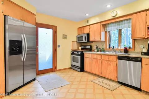 12 Fillmore Dr, Clarksburg, NJ 08510