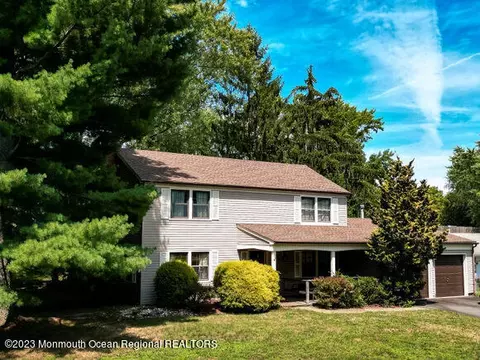 32 Clinton Dr, Manalapan, NJ 07726