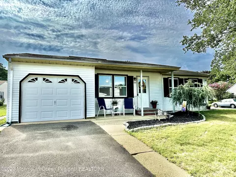 108 Chelsea Dr #72, Whiting, NJ 08759