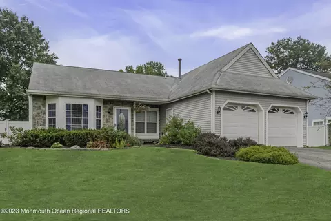 8 Bridle Path, Tinton Falls, NJ 07753