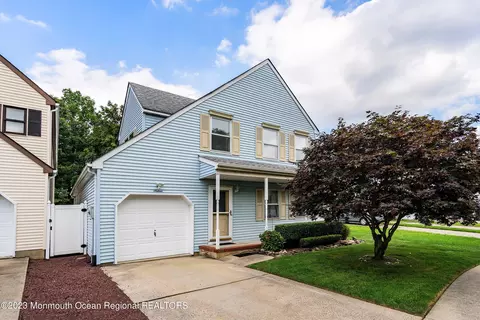 16 Oak Knoll Dr, Matawan, NJ 07747