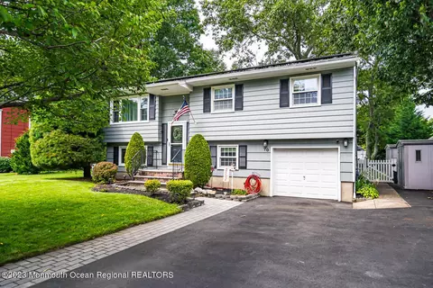 70 Oak Hill Dr, Toms River, NJ 08753