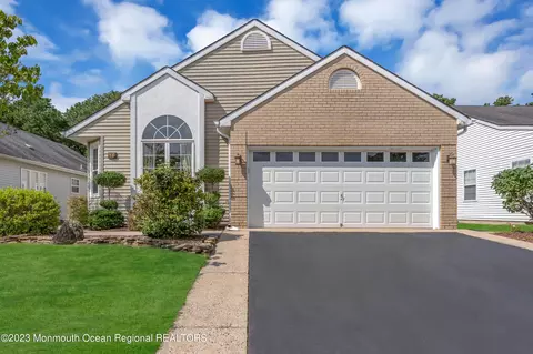 48 Canterbury Ln, Toms River, NJ 08757
