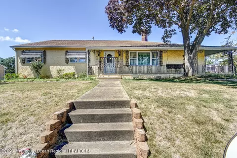40 Holly Ct E, Brick, NJ 08723