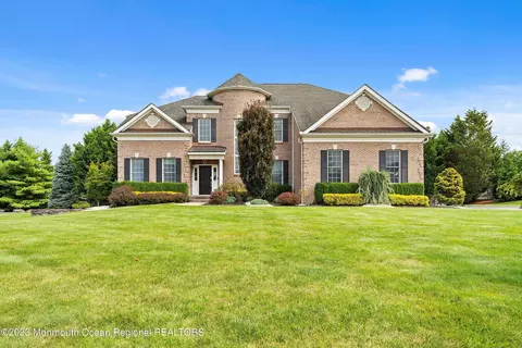 4 Plainridge Ct, Manalapan, NJ 07726