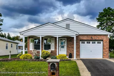 10 Augusta Ct, Toms River, NJ 08757