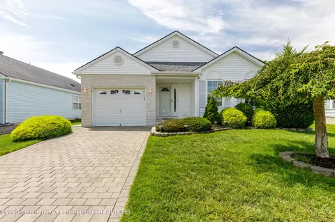7 Cancun St, Toms River, NJ 08757