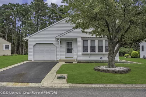 10 Ardmore St, Whiting, NJ 08759