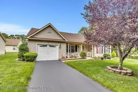 416 Lily Ct, Whiting, NJ 08759