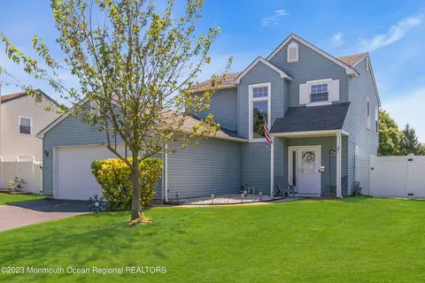 4 Driftwood Dr, Howell, NJ 07731