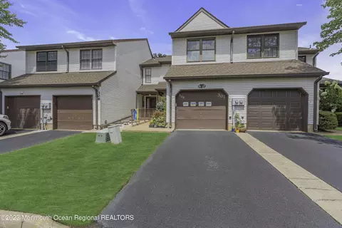 307 Longwood Dr, Manalapan, NJ 07726
