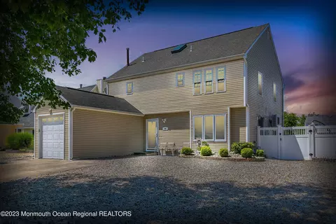 84 Top Sail Ct, Bayville, NJ 08721