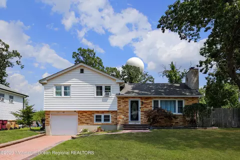 45 Locker St, Bayville, NJ 08721