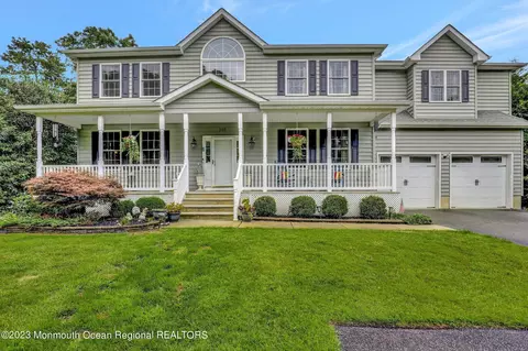 352 Lanes Pond Rd, Howell, NJ 07731