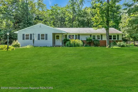40 Birchwood Ct, Tinton Falls, NJ 07724